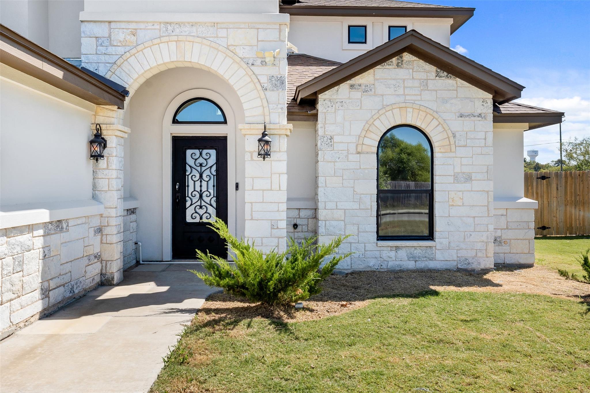 1052 Parkview Dr WAY
