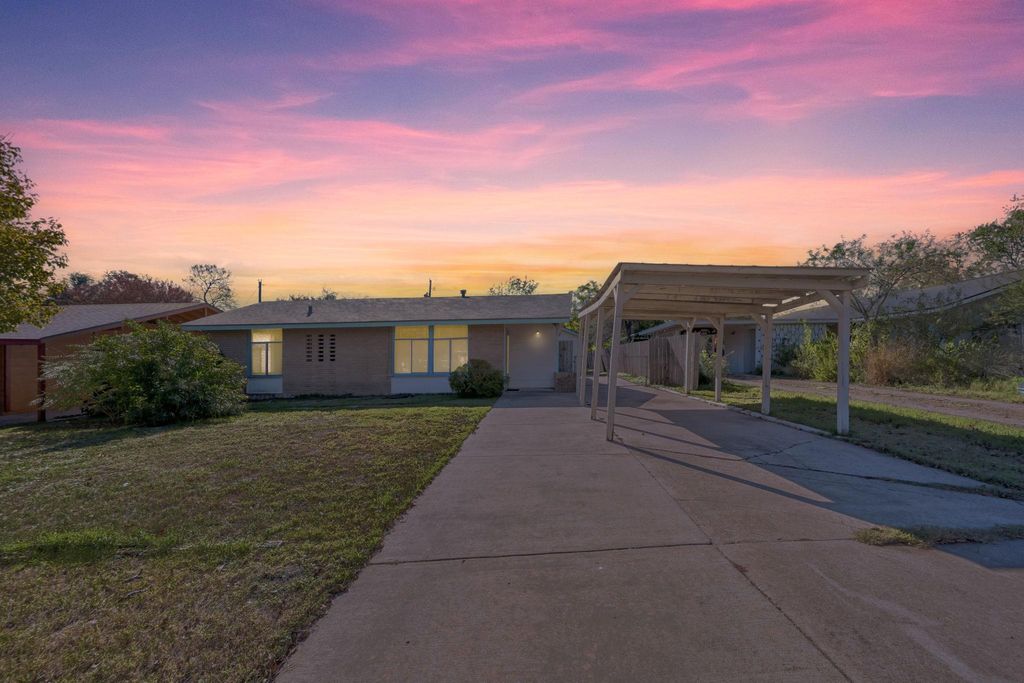 Photo of 1611 Cloverleaf DR, Austin, TX 78723 (MLS # 8082245)