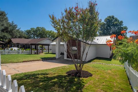 Photo of 6201 Waycross DR, Austin, TX 78745 (MLS # 1267762)