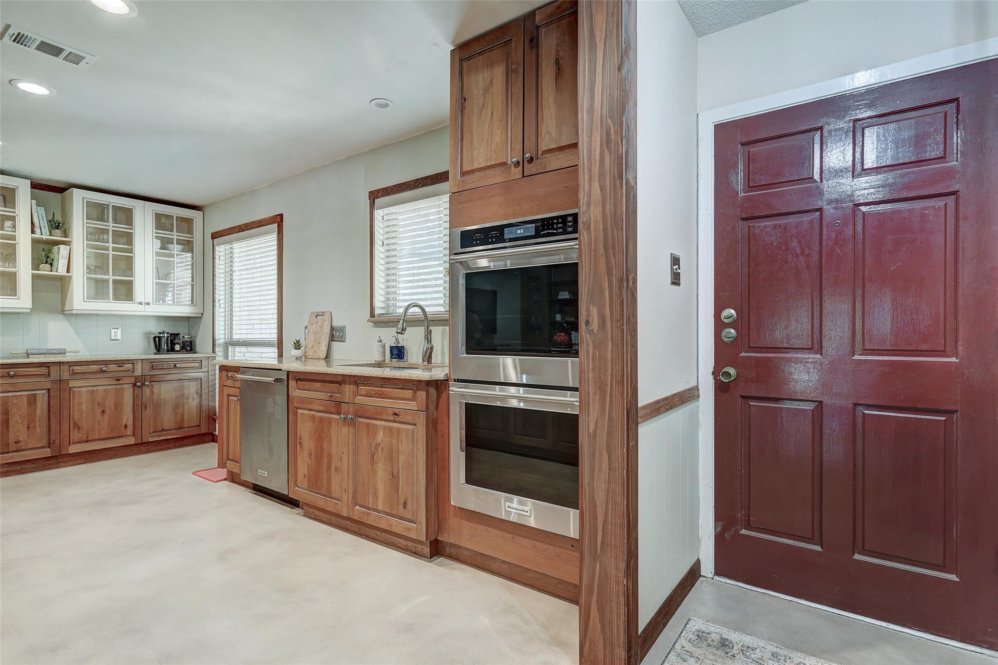 1105 N Riviera CIR