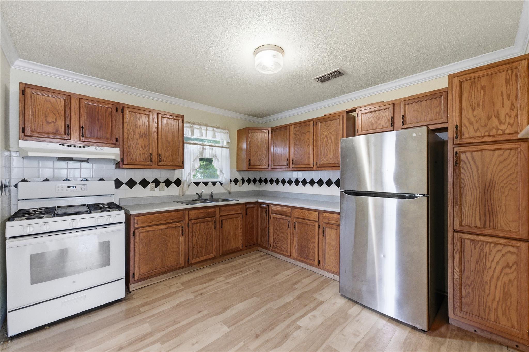 207 W 17th ST