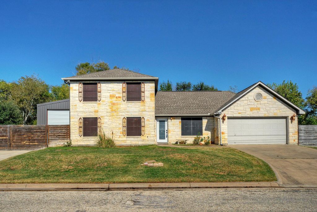 Photo of 1265 E Independence ST, Giddings, TX 78942 (MLS # 2803892)