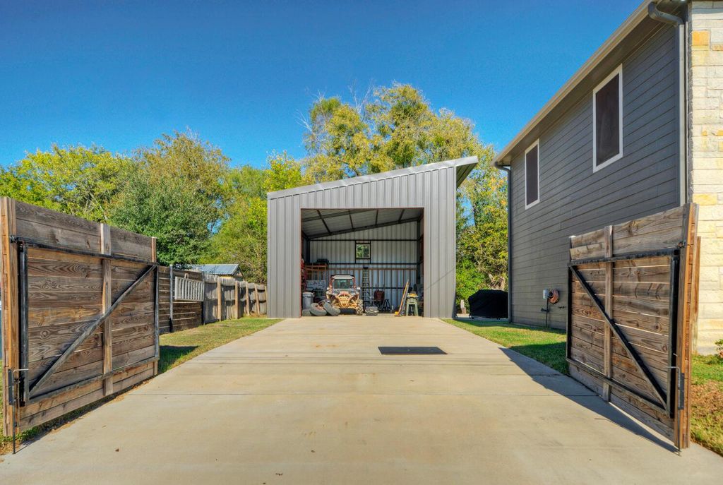 Photo of 1265 E Independence ST, Giddings, TX 78942 (MLS # 2803892)