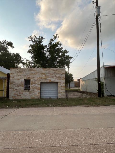 Photo of 122 W Milam Ave, Rockdale, TX 76567 (MLS # 3844305)