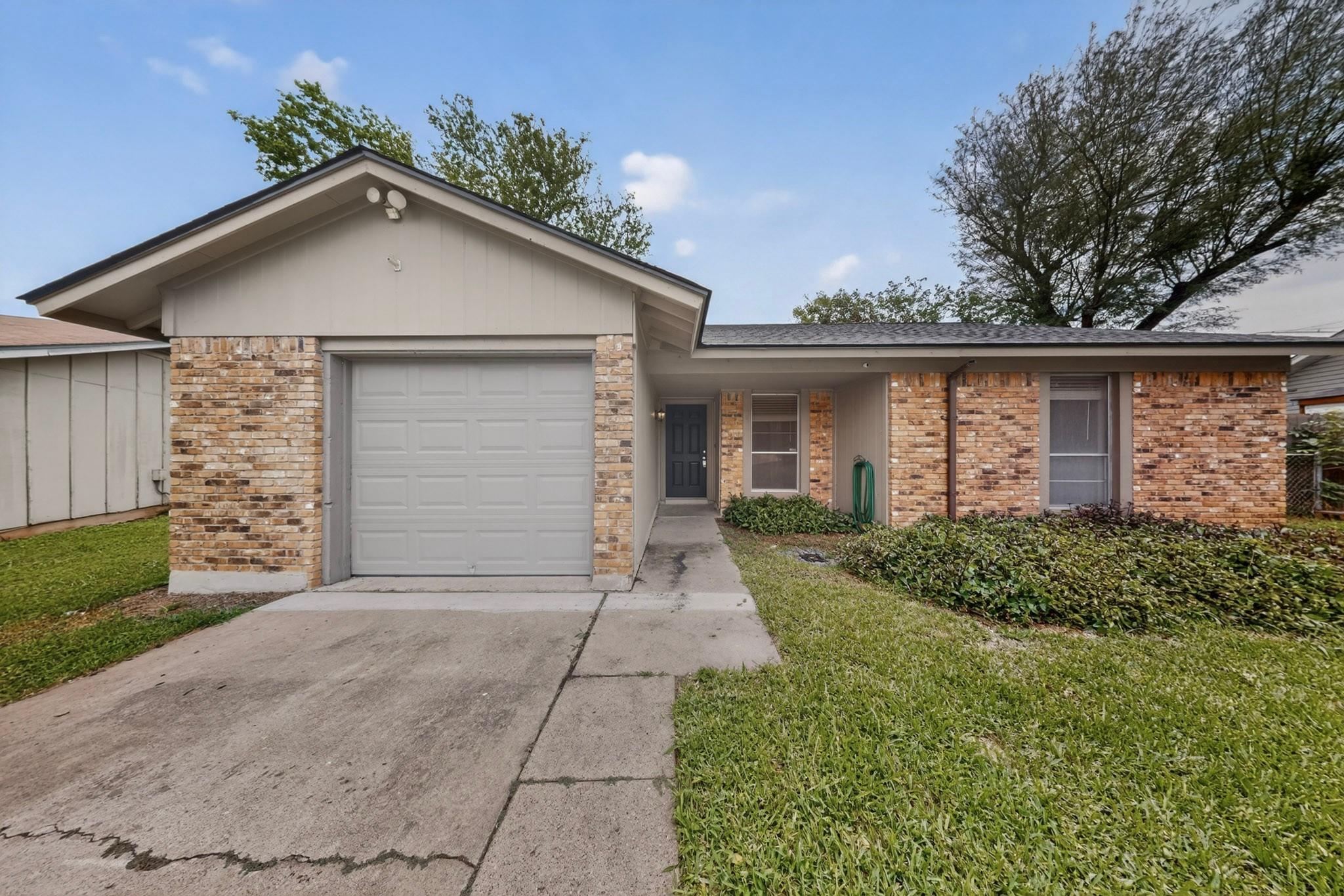 2404 Aldford DR