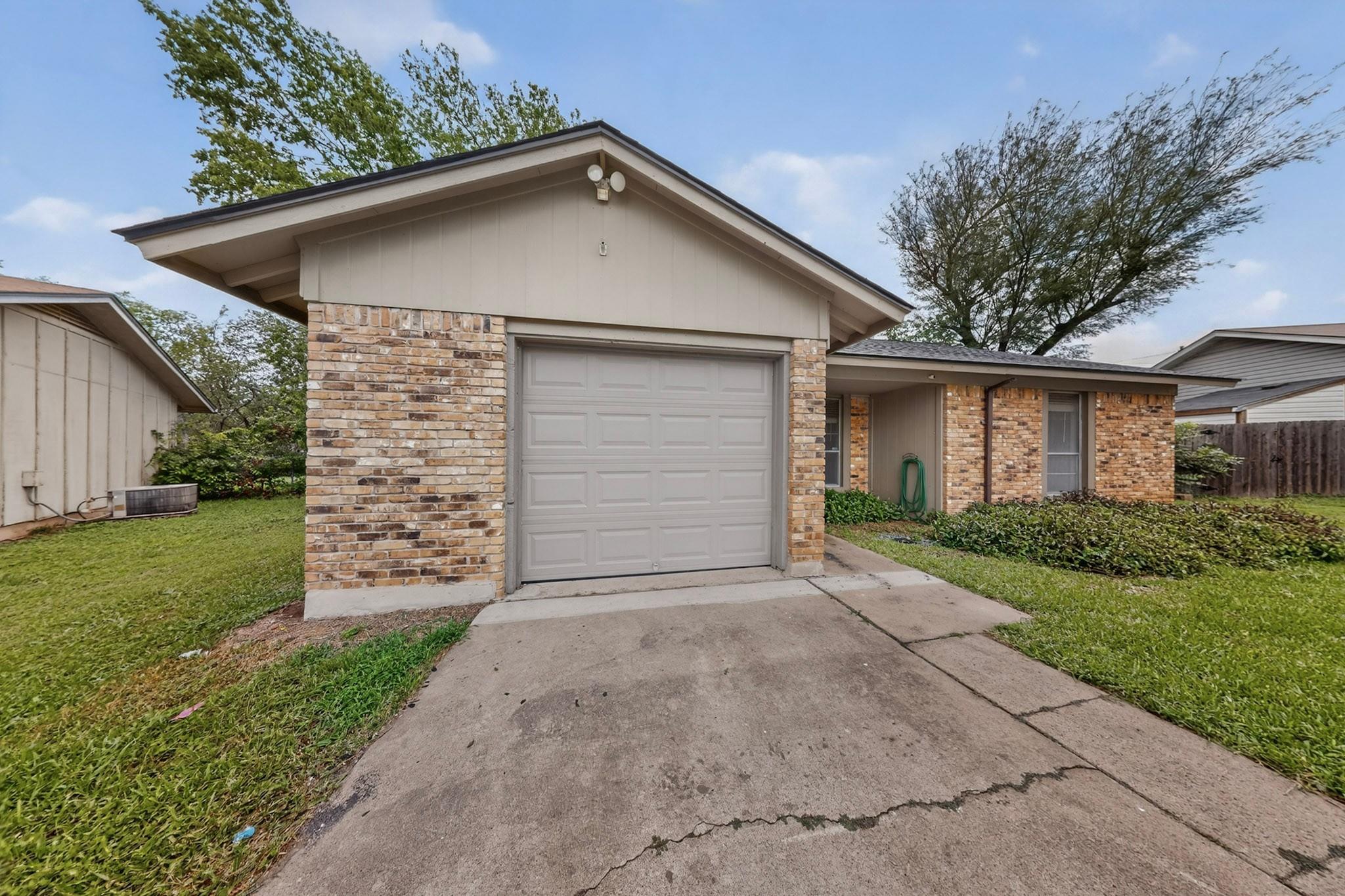 2404 Aldford DR