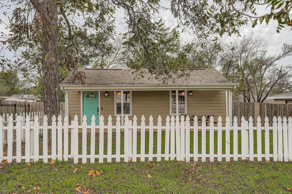 Photo of 304 S Main ST, Elgin, TX 78621 (MLS # 5311698)