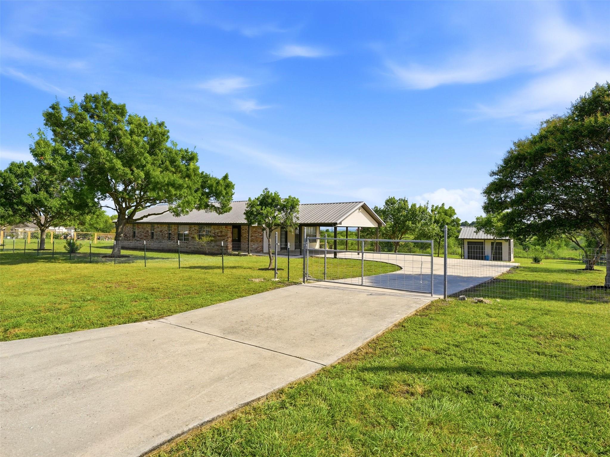 913 Ridge DR