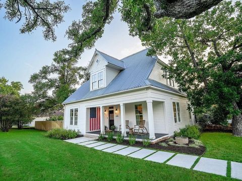 Photo of 416 Avenue E, Marble Falls, TX 78654 (MLS # 2765092)