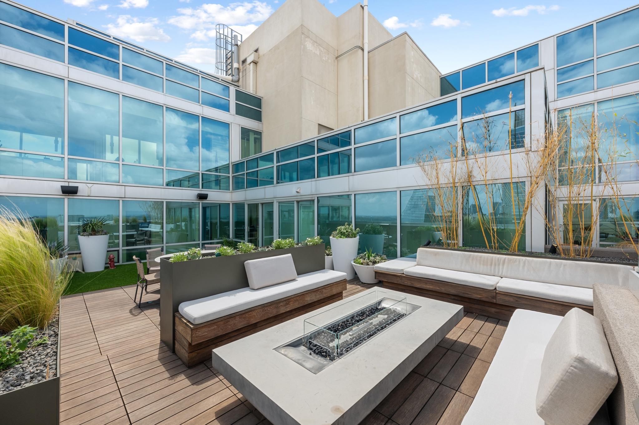 300 Bowie ST PH2