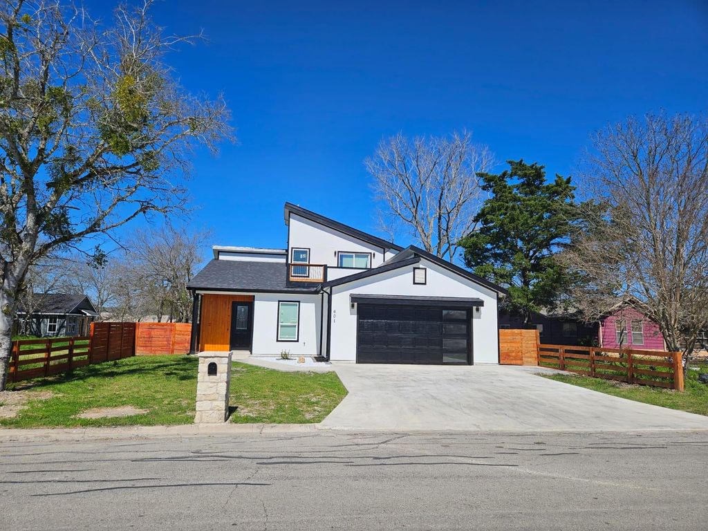 Photo of 601 Ruddy ST, Lockhart, TX 78644 (MLS # 4422815)