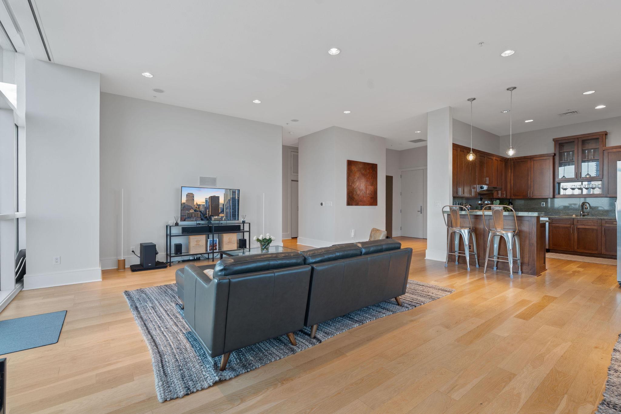 555 E 5th ST 2729