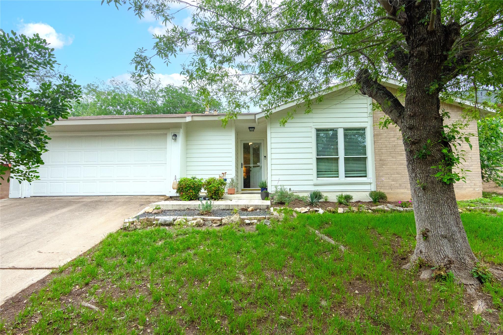 8411 Romney RD