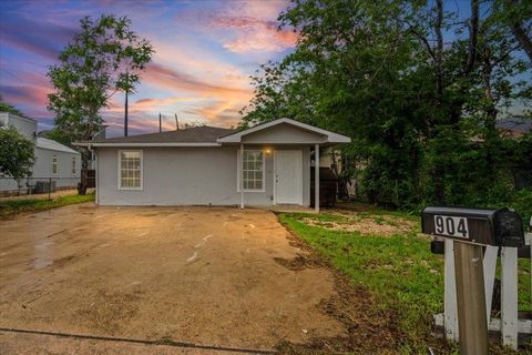 Photo of 904 Montopolis DR, Austin, TX 78741 (MLS # 6572073)