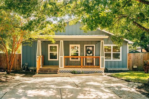 Photo of 1008 Walter ST, Austin, TX 78702 (MLS # 7186381)