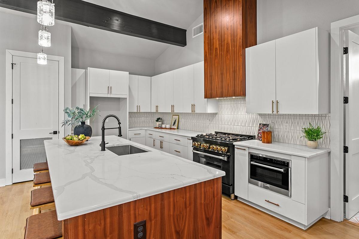 202 Evelyn CT