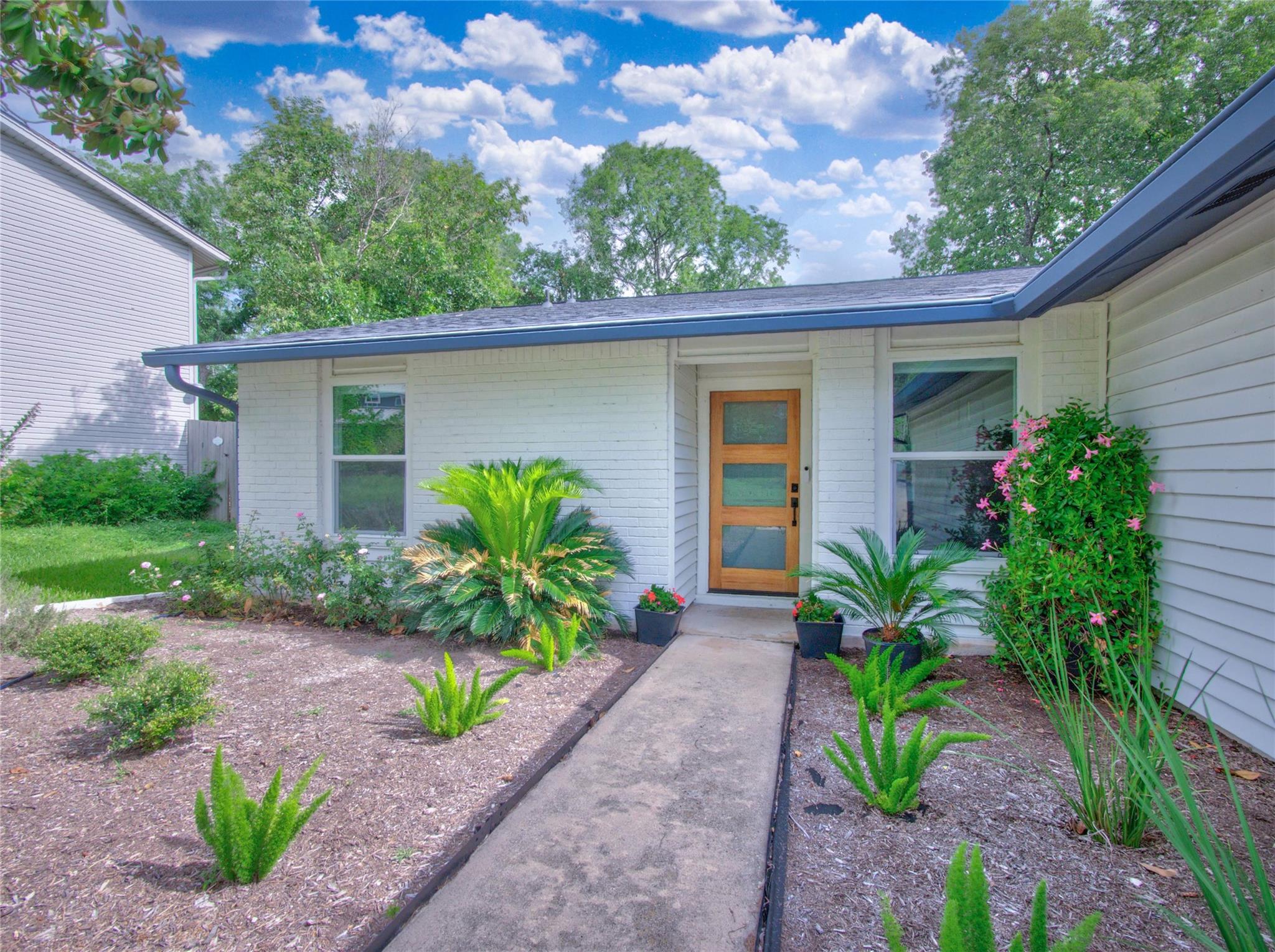 2102 Lear LN