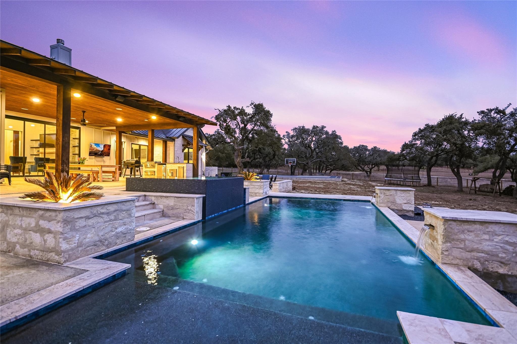 207 GWENDOLYNS TRL

                                                                             Wimberley                                

                                    , TX - $3,299,000