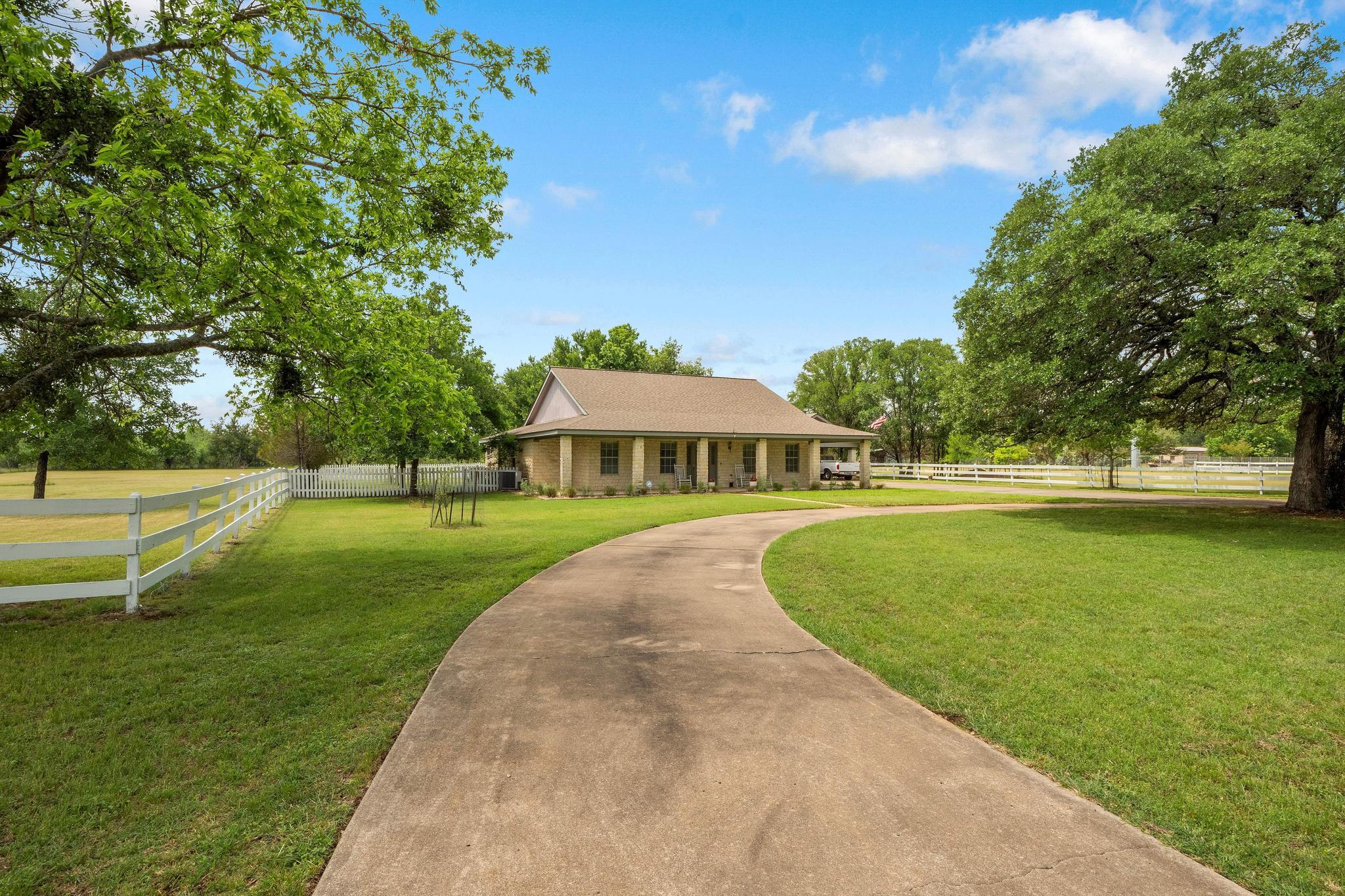 808 Golden Oaks RD