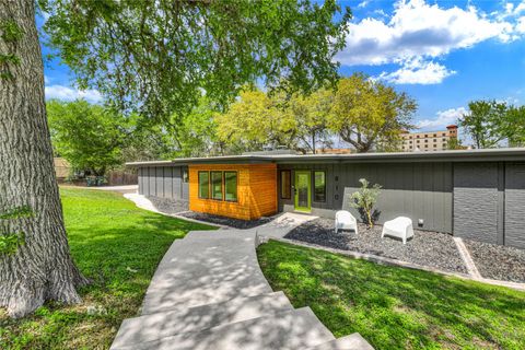 Photo of 810 N Loop ST, San Marcos, TX 78666 (MLS # 9229366)