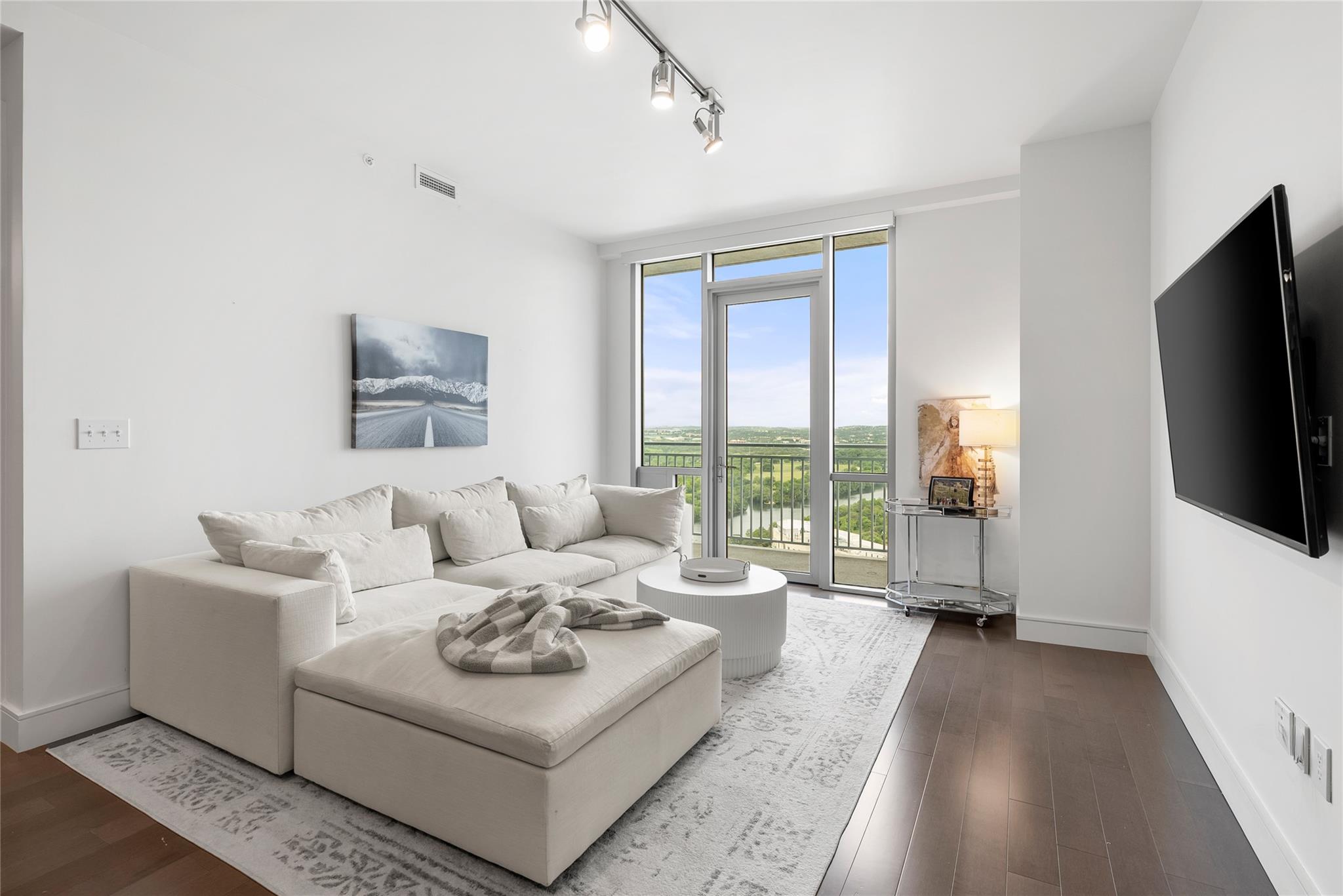 222 West Ave 2910