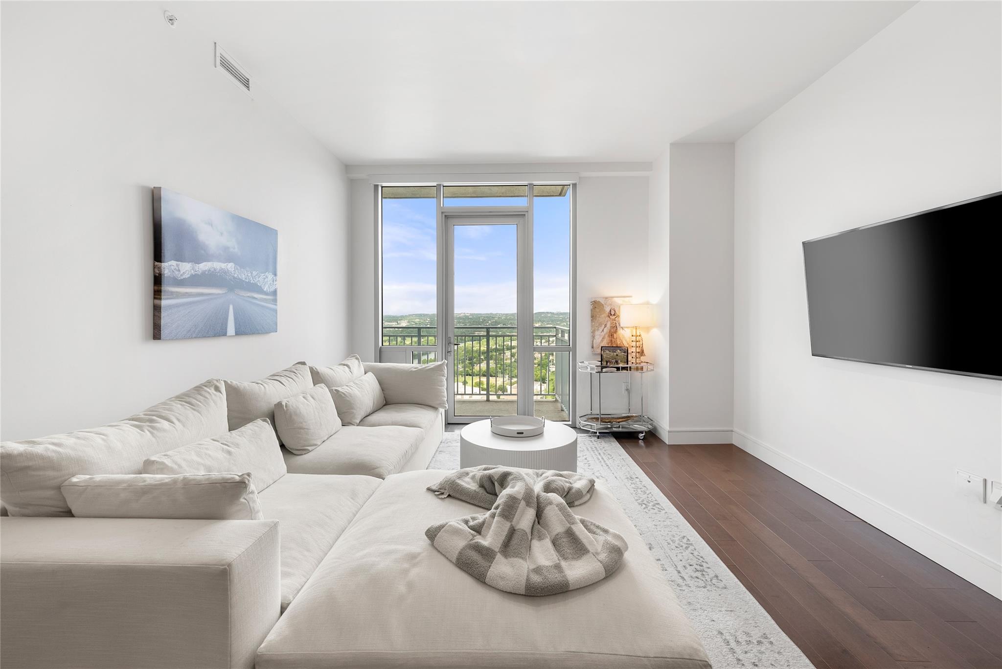 222 West Ave 2910