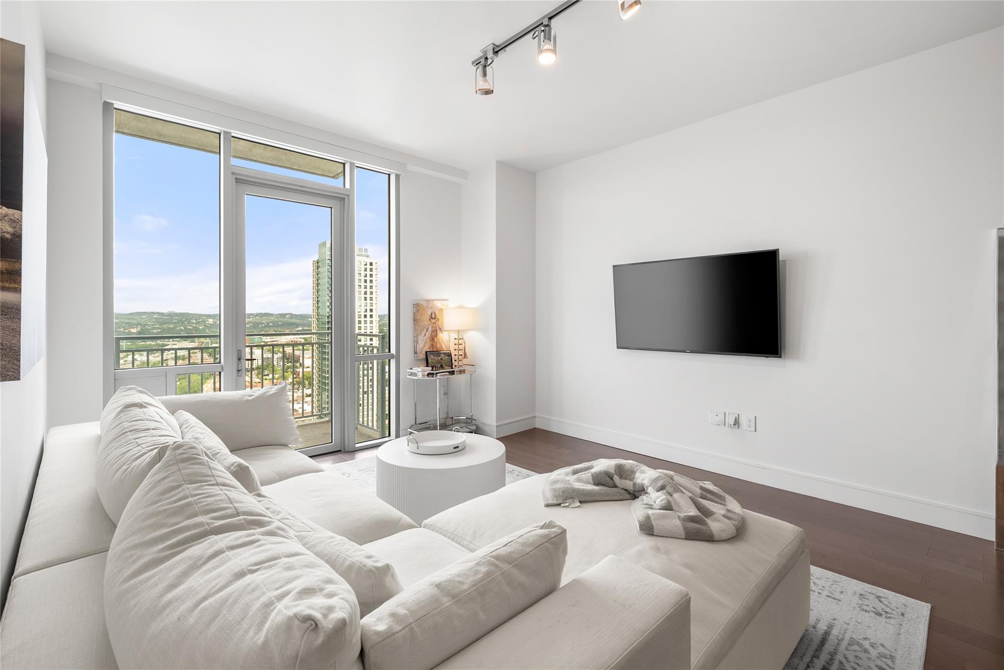 222 West Ave 2910