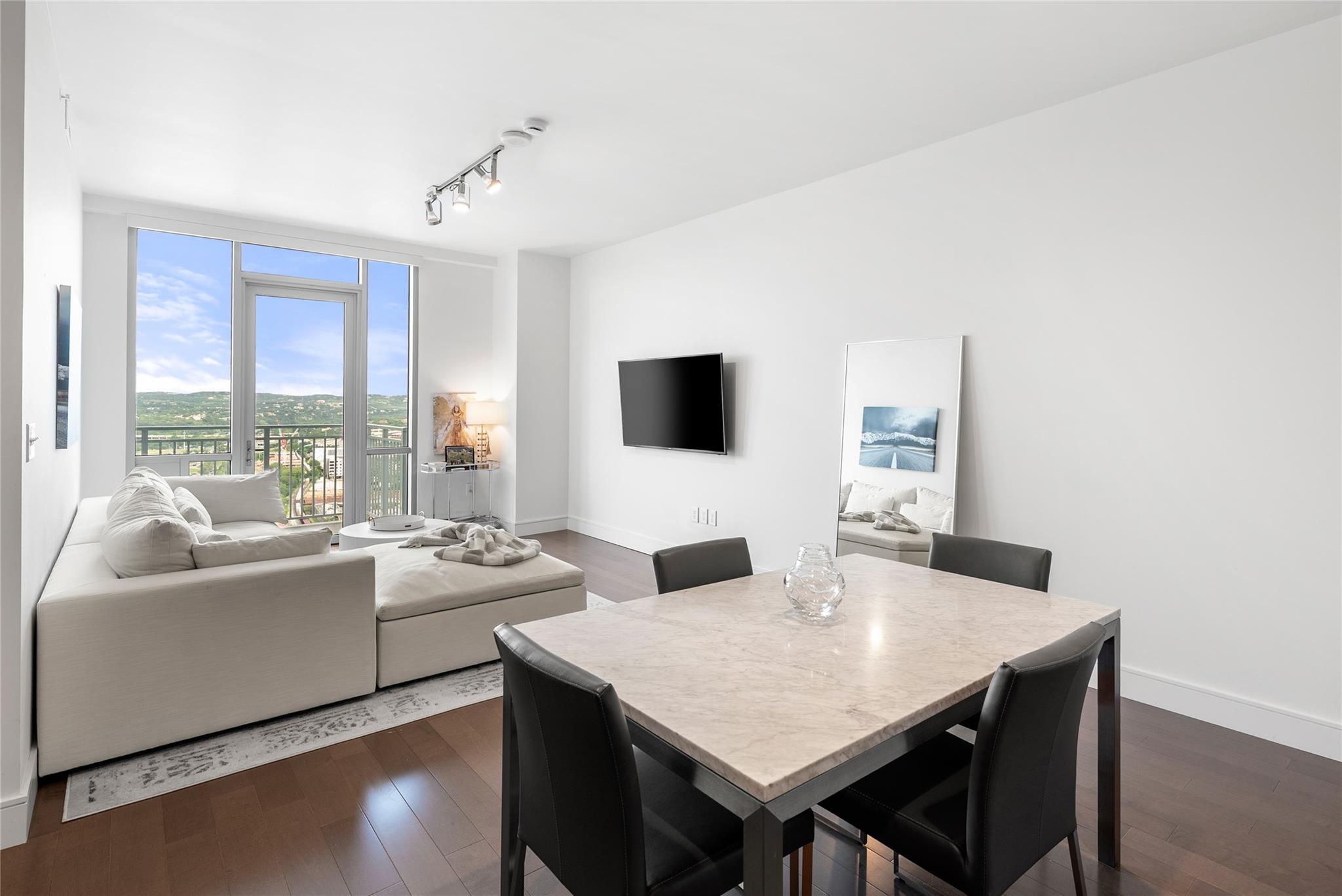 222 West Ave 2910