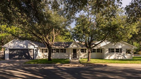 Photo of 2710 Greenlawn PKWY, Austin, TX 78757 (MLS # 5680395)