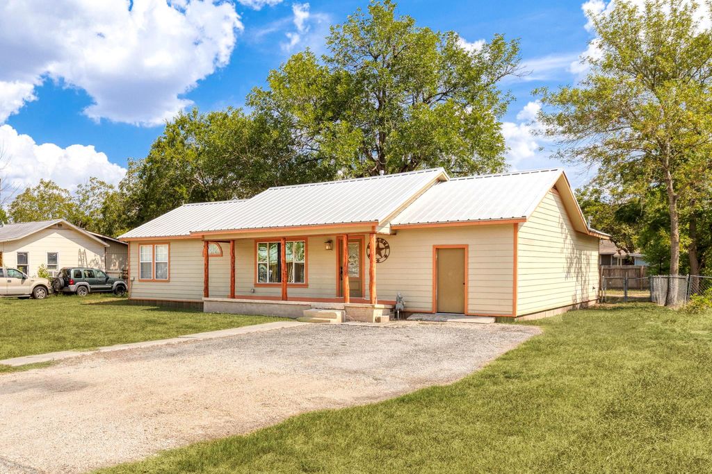 Photo of 924 W Live Oak ST, Lockhart, TX 78644 (MLS # 1051360)
