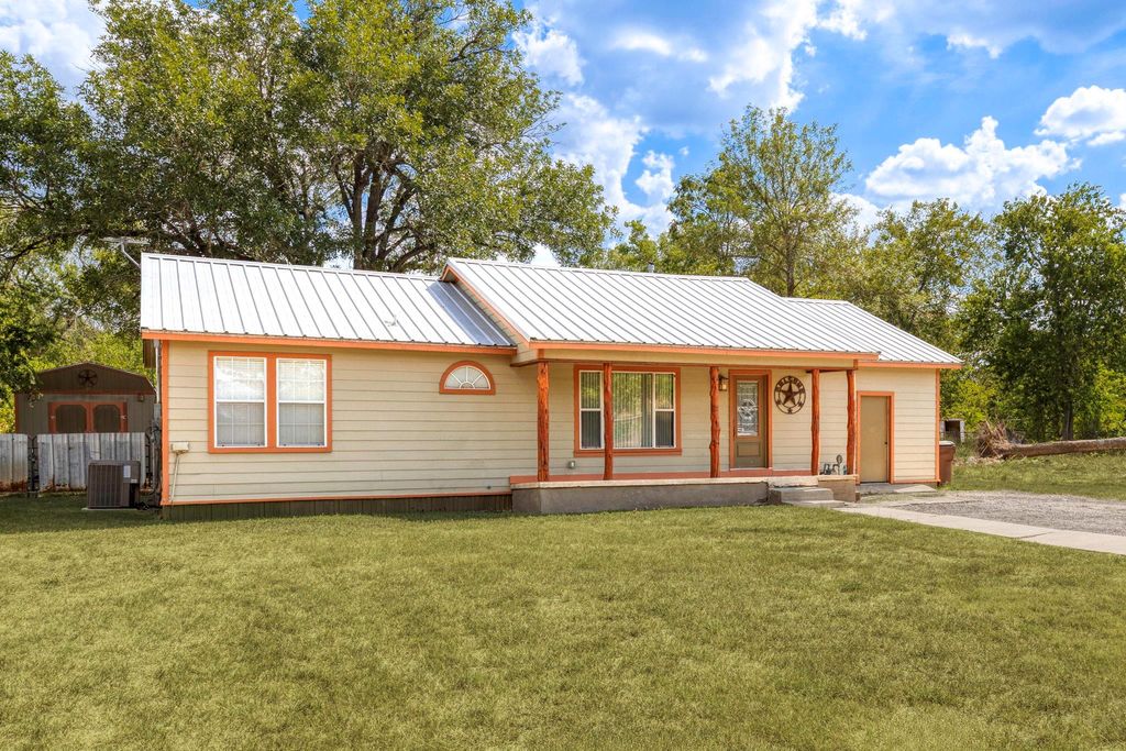 Photo of 924 W Live Oak ST, Lockhart, TX 78644 (MLS # 1051360)
