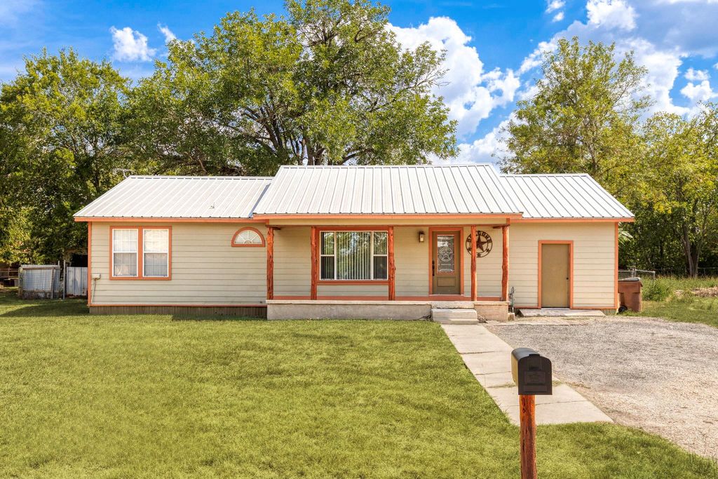 Photo of 924 W Live Oak ST, Lockhart, TX 78644 (MLS # 1051360)