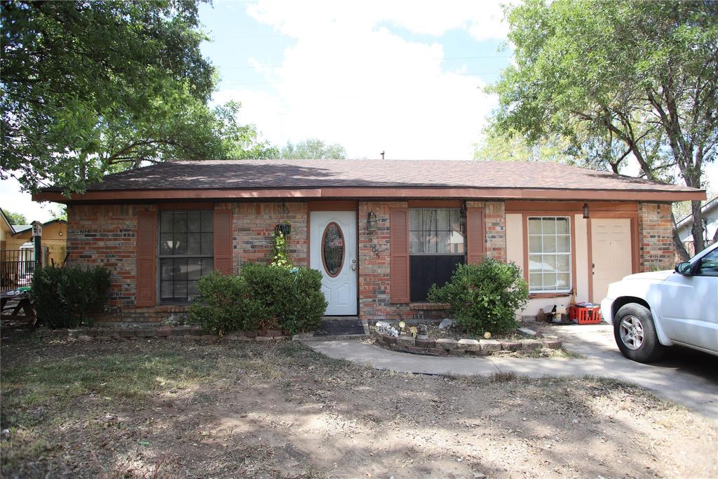 Photo of 905 Luann LN, Lockhart, TX 78644 (MLS # 8630346)