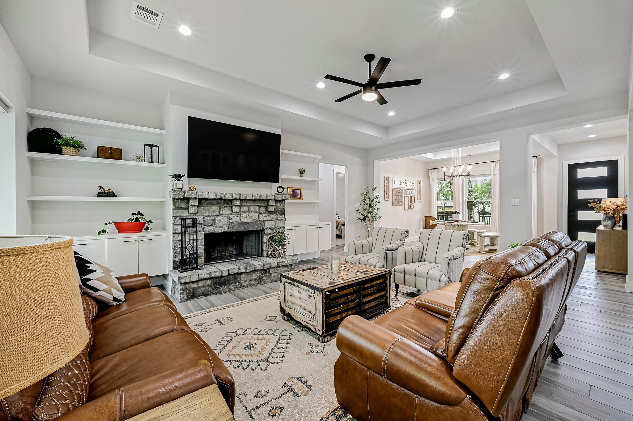 304 Robinhood LN