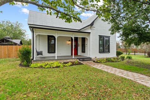 305 East ST Hutto TX 78634