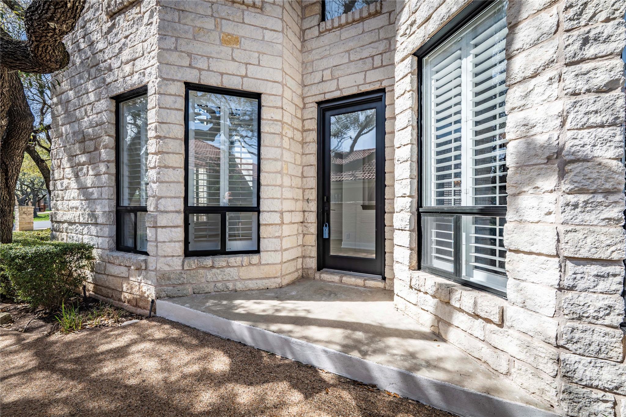 11 Treehaven LN