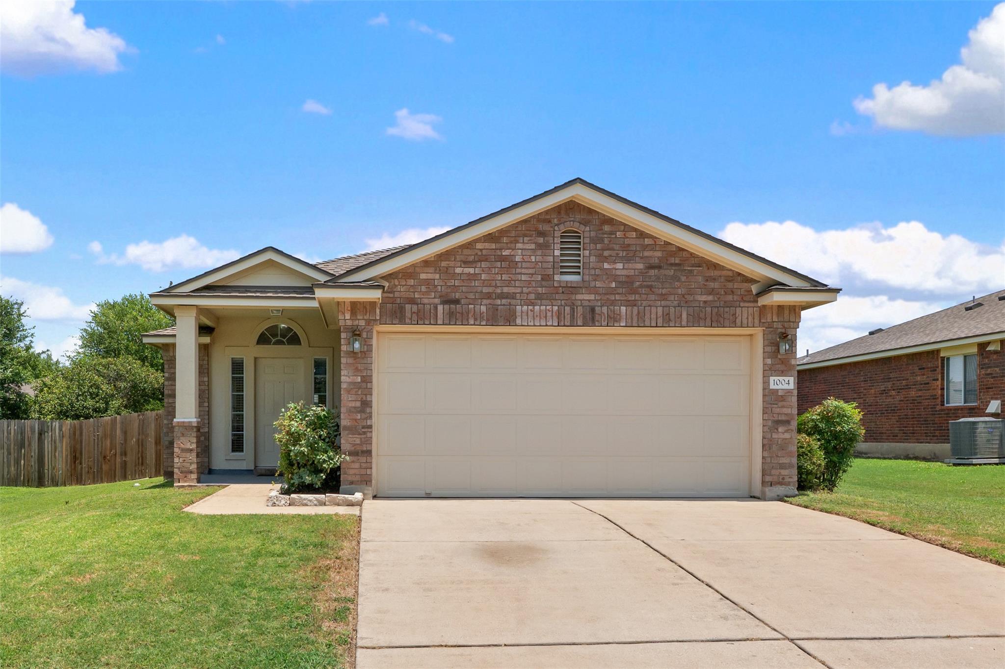 1004 Whitley DR