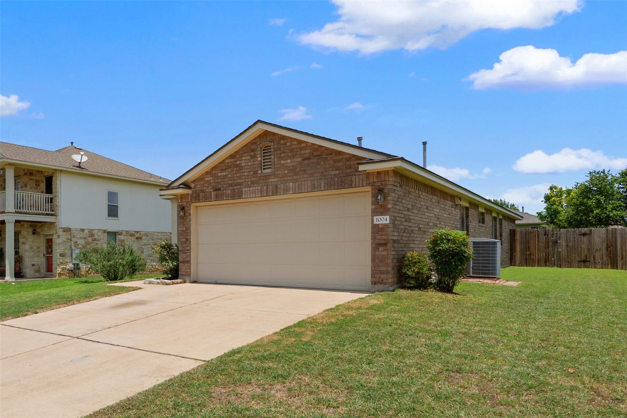 1004 Whitley DR
