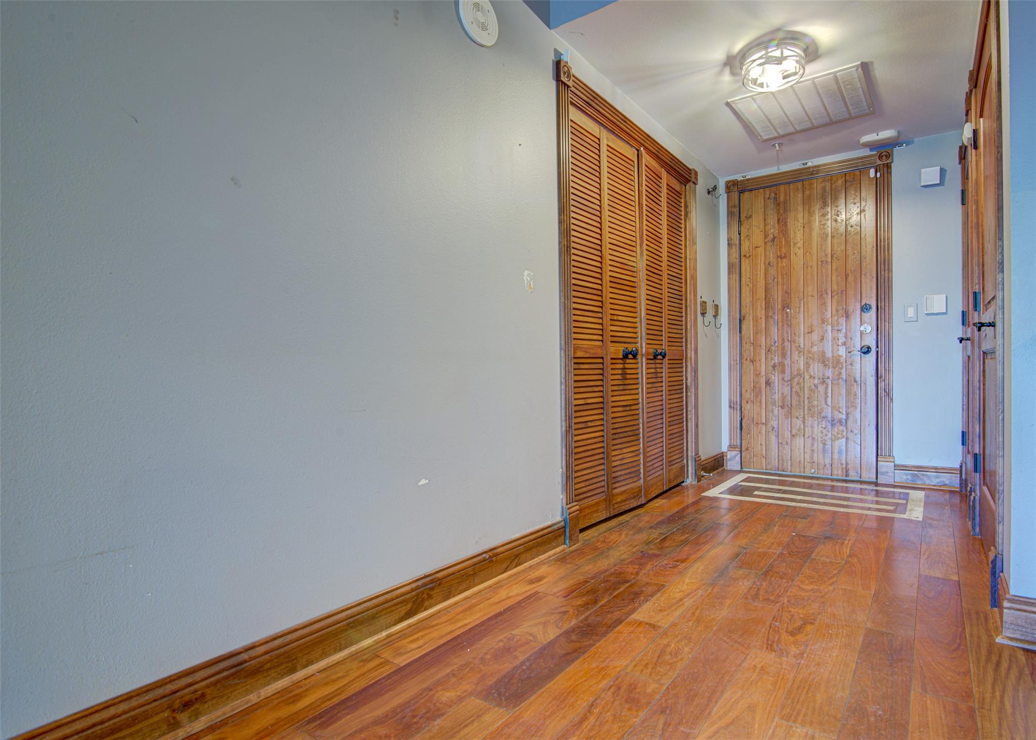 54 Rainey ST 706