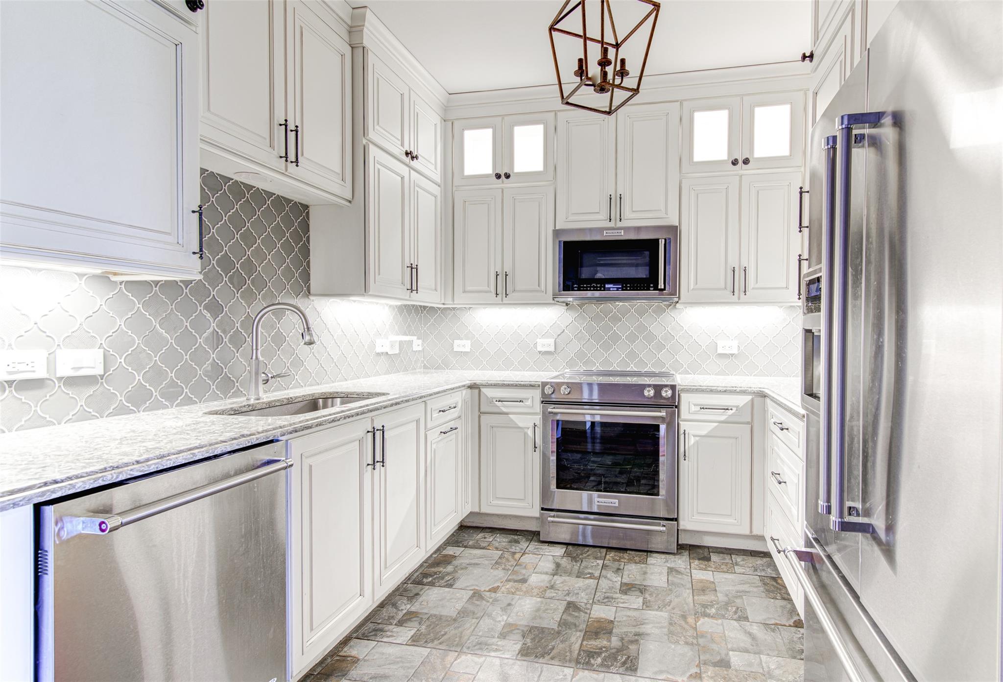 54 Rainey ST 706