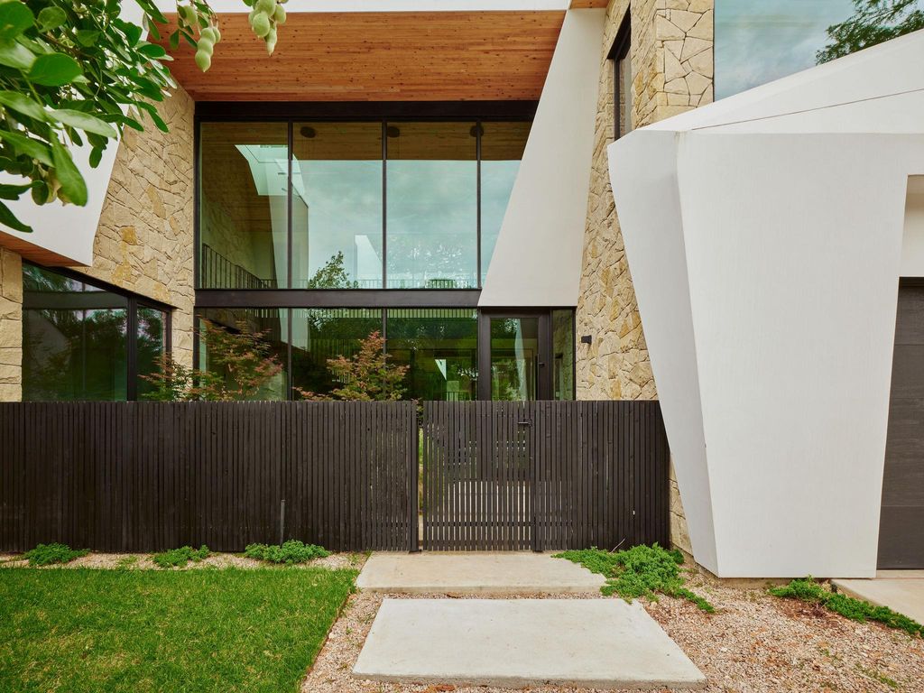 Photo of 2108 Matterhorn LN, Austin, TX 78704 (MLS # 5027188)