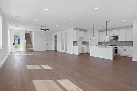 338 Orleanian DR Buda TX 78610