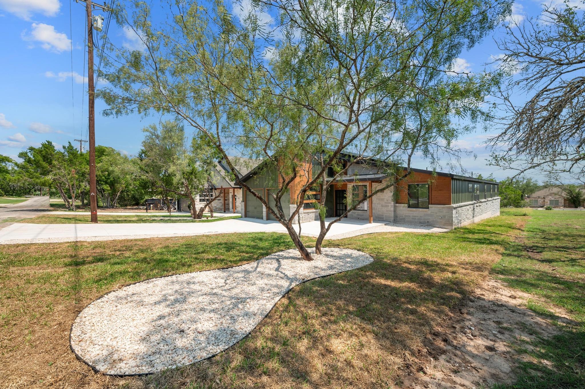 420 Bedford DR