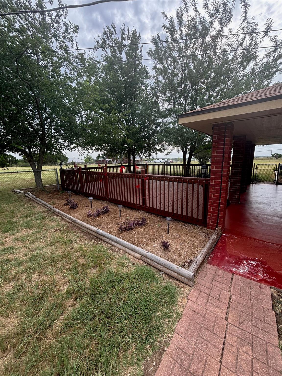 532 Whispering Oaks DR