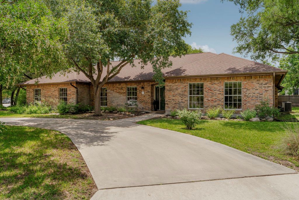 Photo of 400 Hackberry ST, Lockhart, TX 78644 (MLS # 2095928)