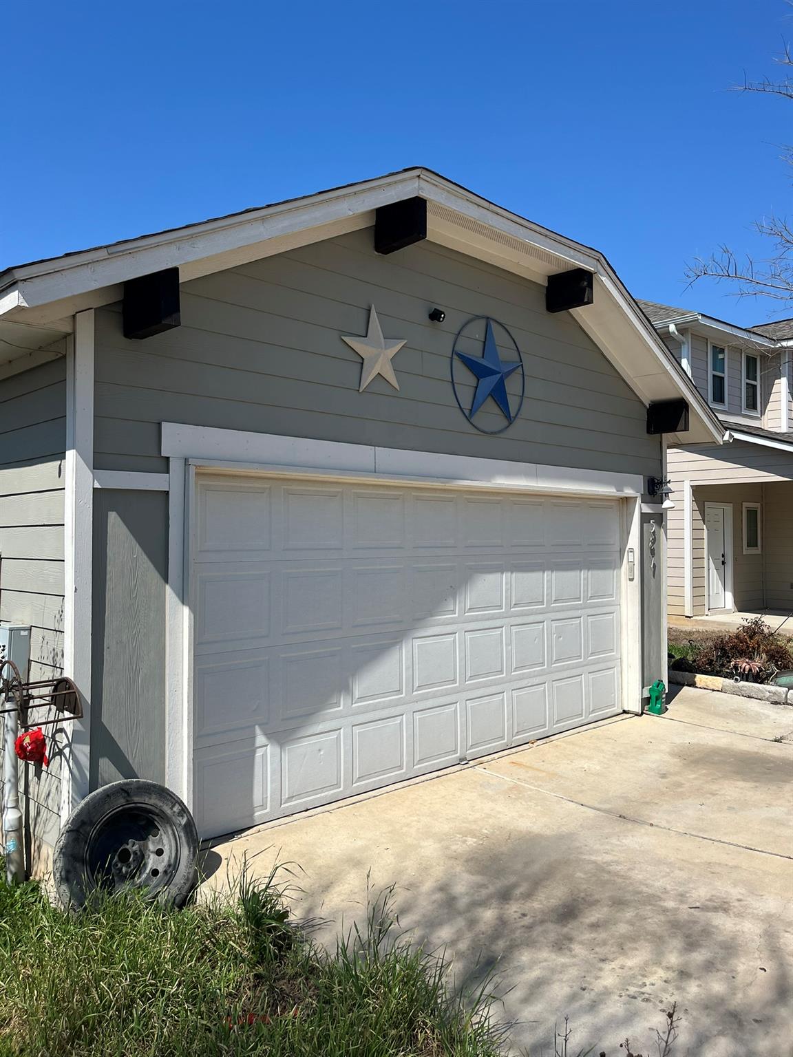 587 Twisted Oaks LN