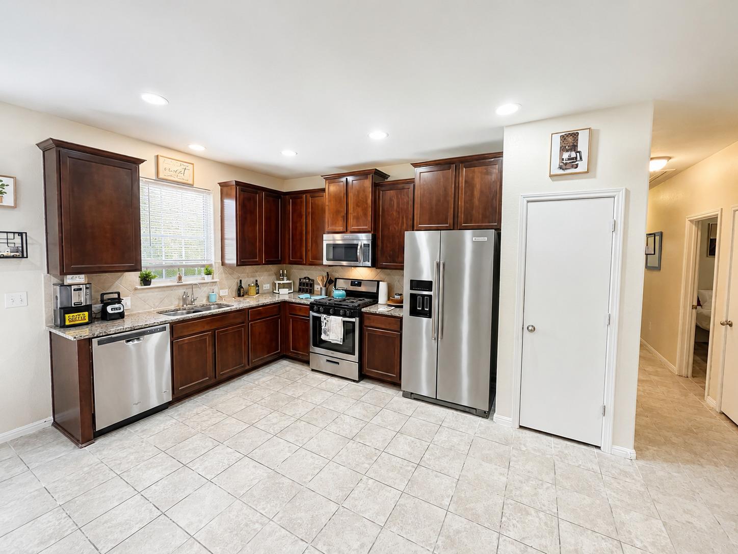 587 Twisted Oaks LN