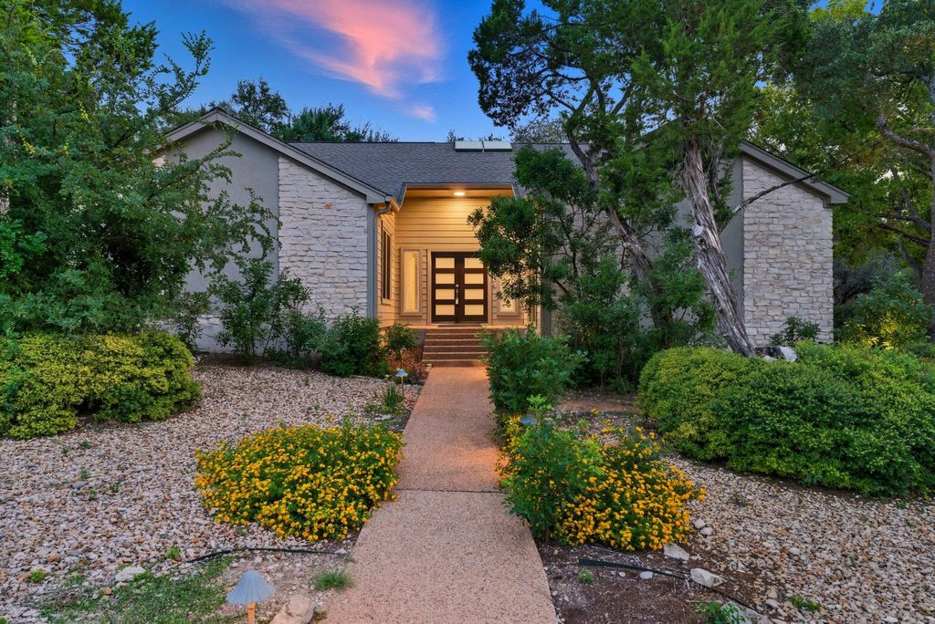 Photo for 201 Nautilus Ave, Lakeway, TX 78738 (MLS # 2677721)