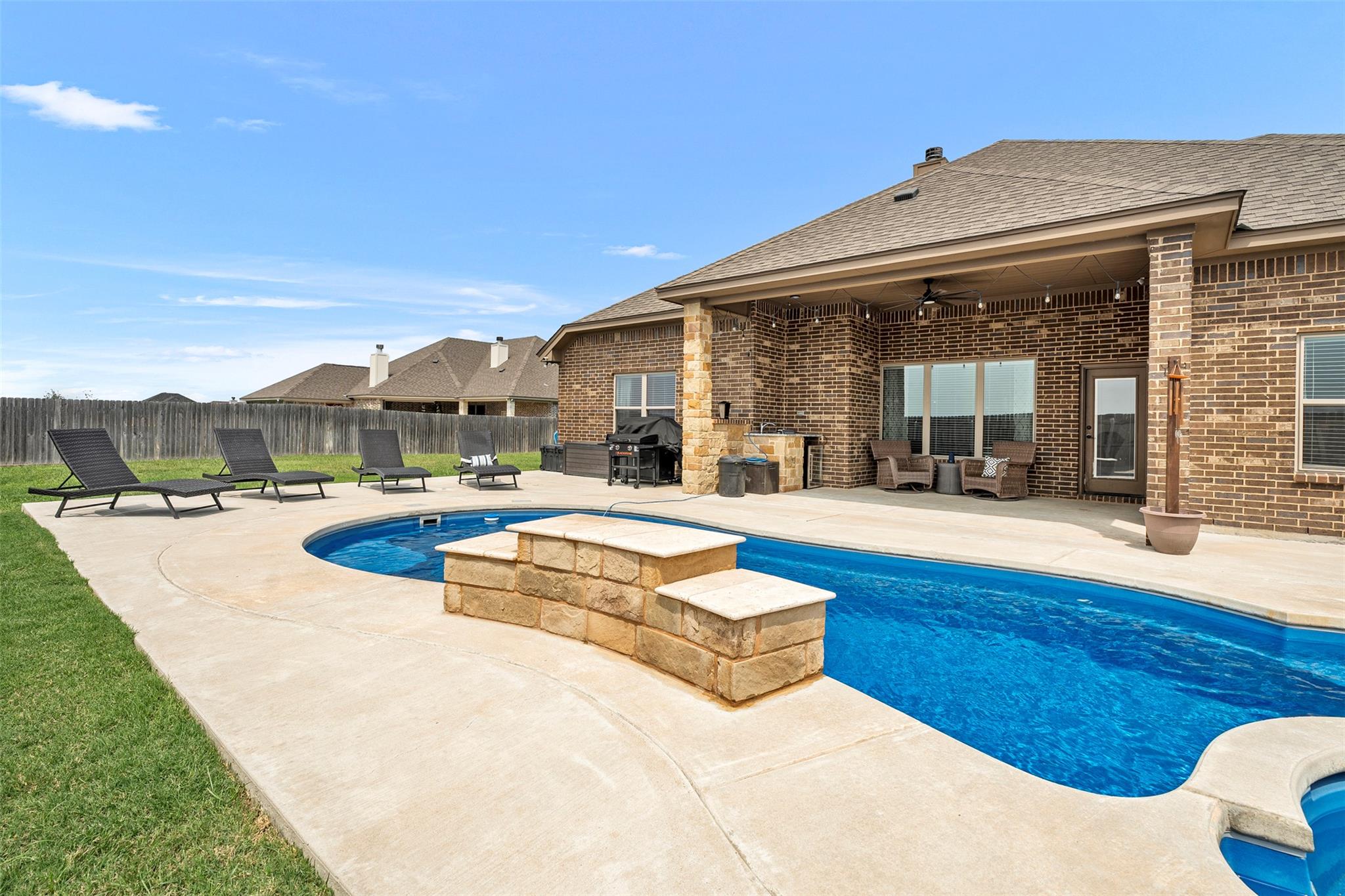 502 Oak DR