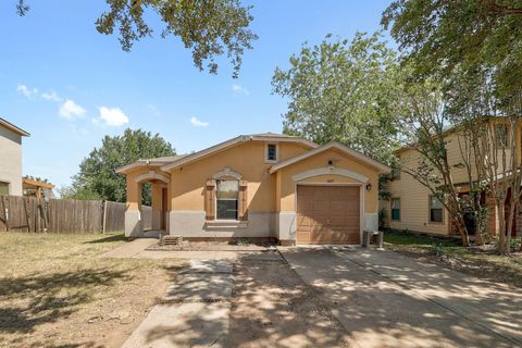 Photo of 4605 Cypress BND, Austin, TX 78744 (MLS # 9560611)
